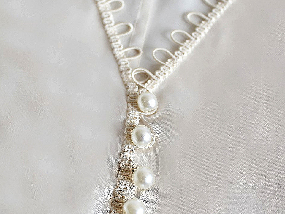 Liseré avec œillet élastique pour boutons, largeur 15 mm