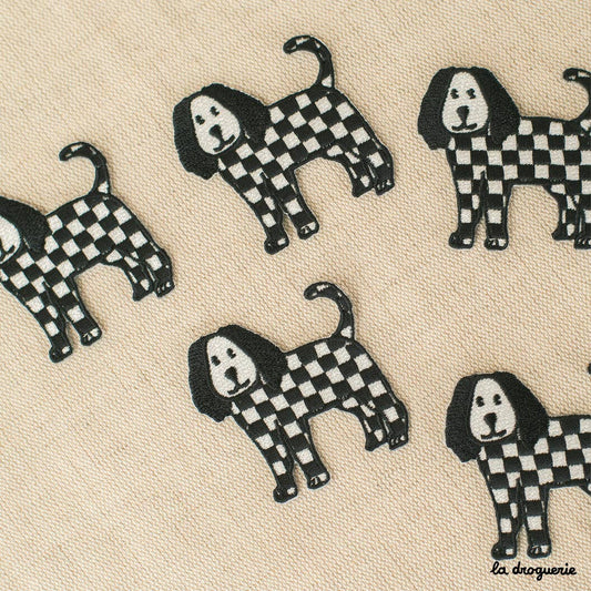 LA DROGUERIE - Écusson "Chien à damiers"