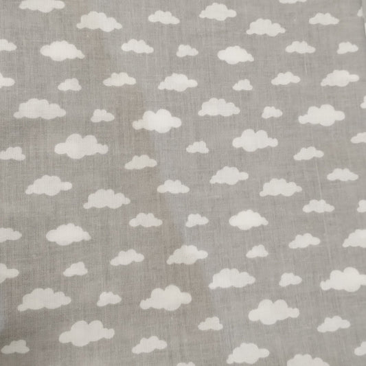Coupon 100% coton oekotex env. 100x150cm nuages blancs sur fond gris