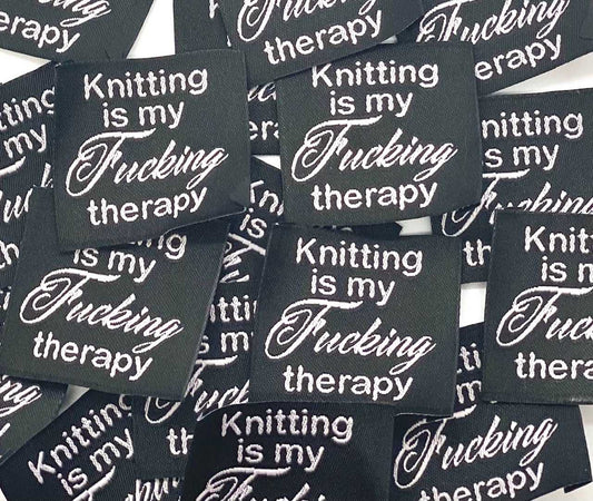 Étiquette tissée à coudre " Knitting is my F*** Therapy " no