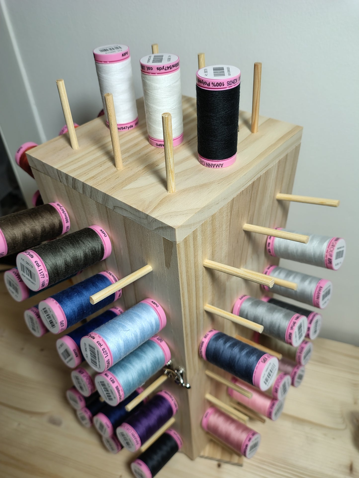 Offre Saint Valentin - présentoir à fils et 45 bobines de fil (500m ASPO / AMANN)