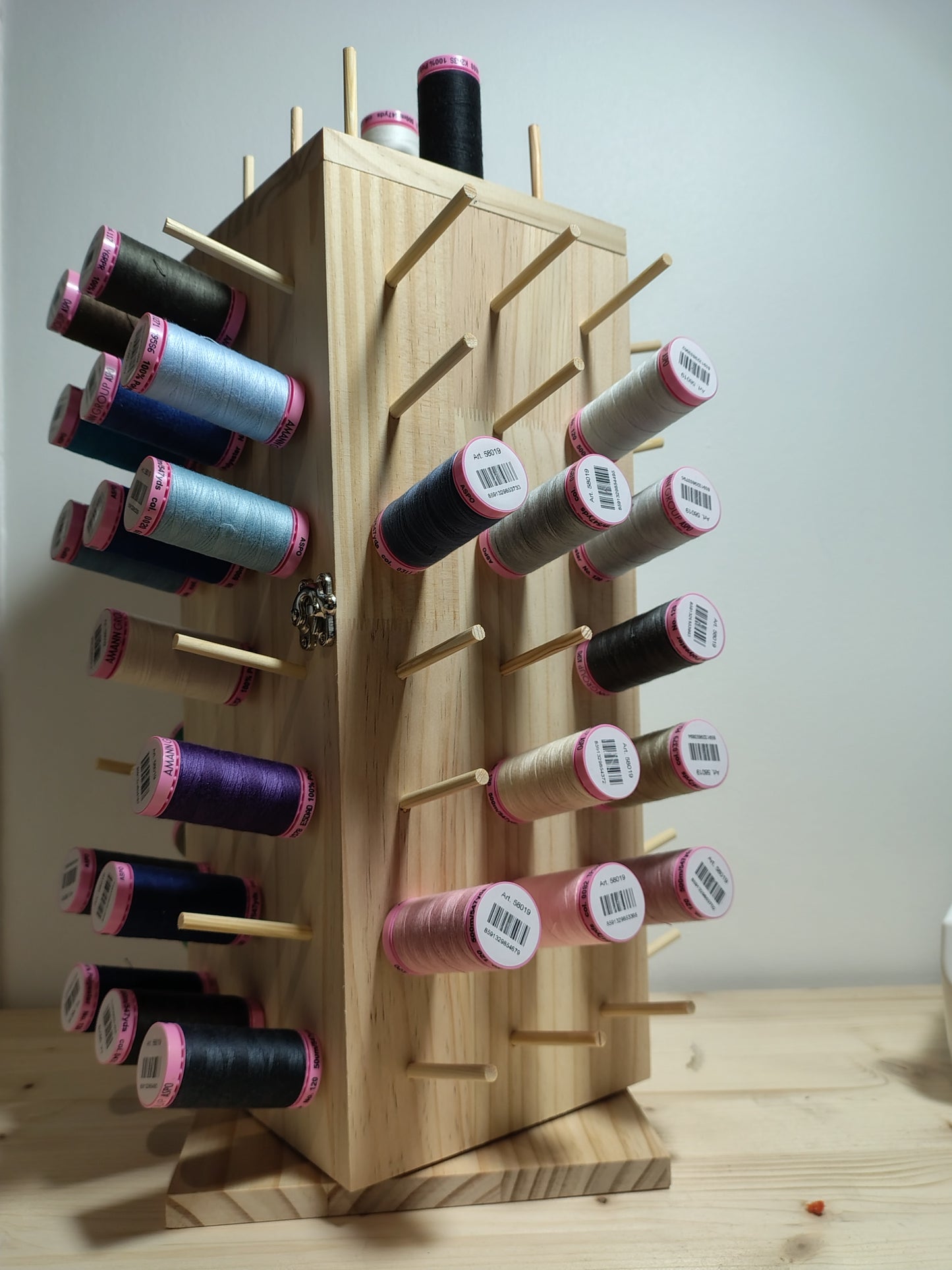 Offre Saint Valentin - présentoir à fils et 45 bobines de fil (500m ASPO / AMANN)