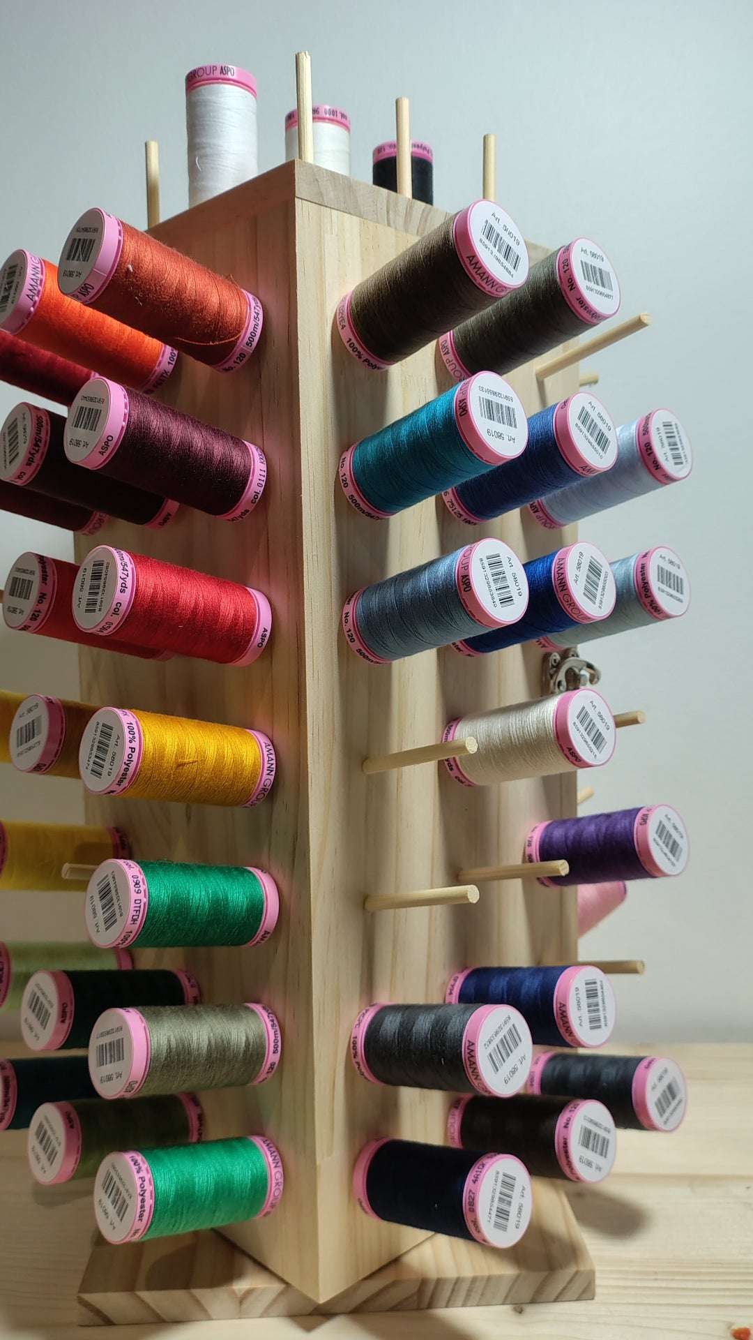 Offre Saint Valentin - présentoir à fils et 45 bobines de fil (500m ASPO / AMANN)