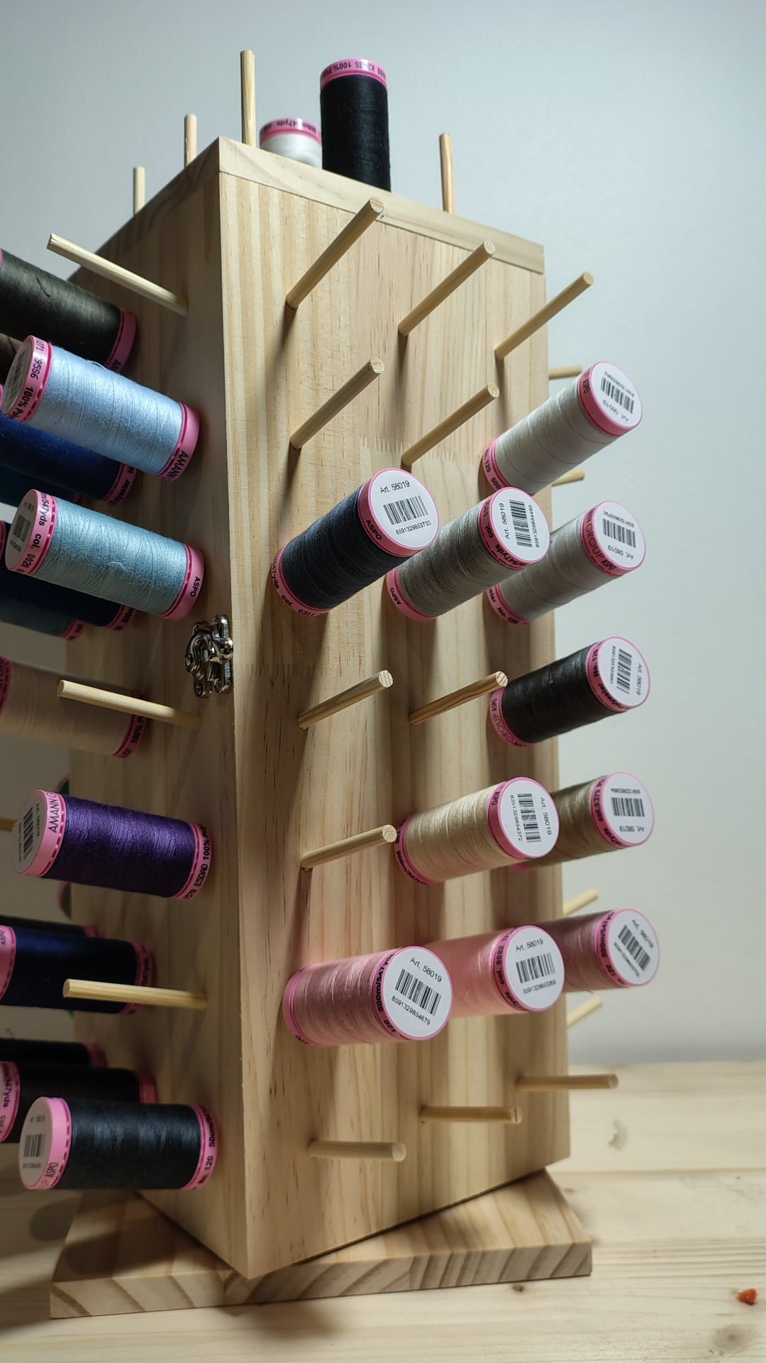 Offre Saint Valentin - présentoir à fils et 45 bobines de fil (500m ASPO / AMANN)