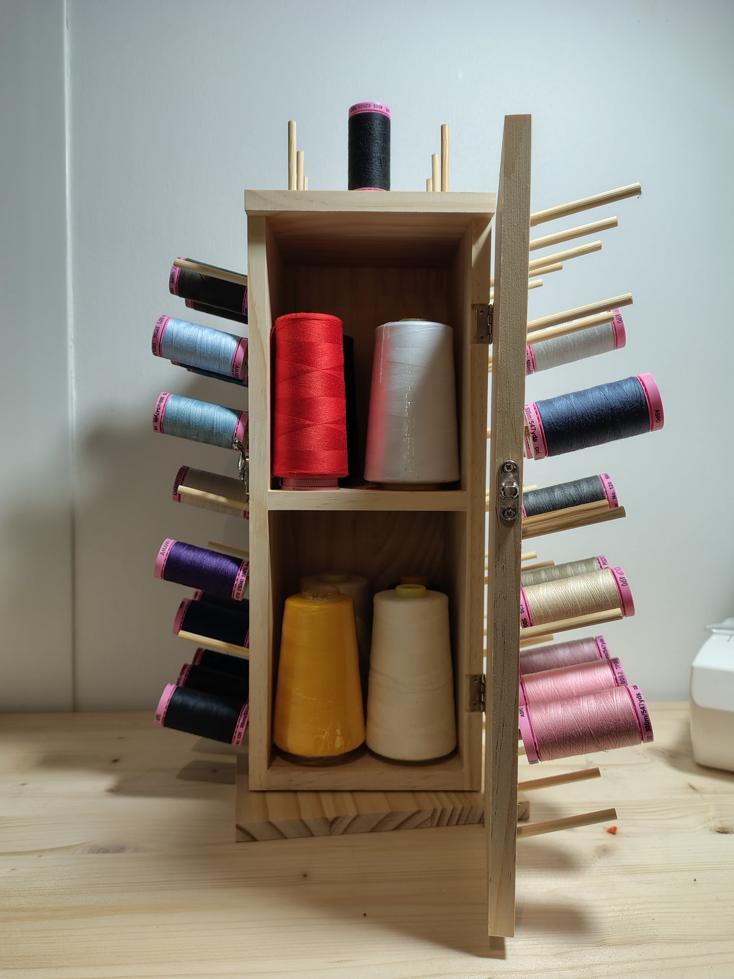 Offre Saint Valentin - présentoir à fils et 45 bobines de fil (500m ASPO / AMANN)