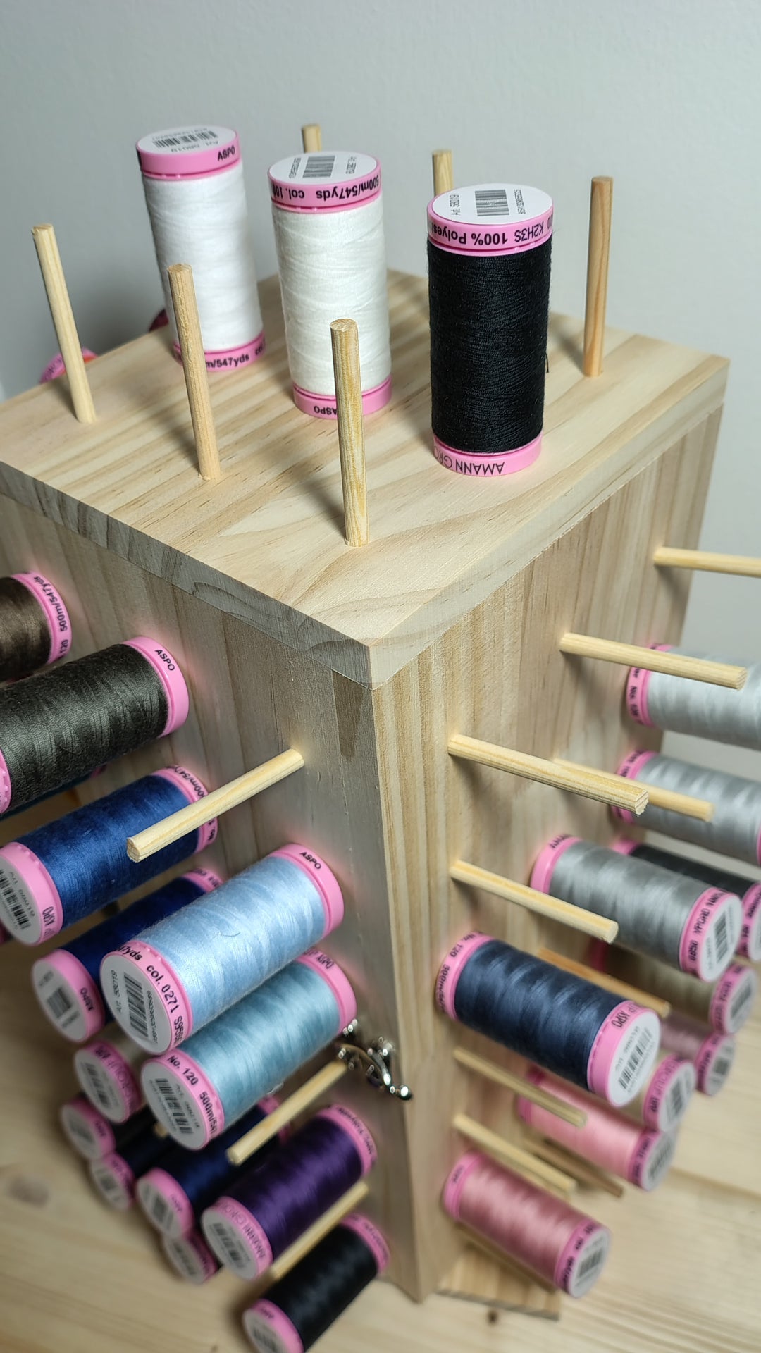 Offre Saint Valentin - présentoir à fils et 45 bobines de fil (500m ASPO / AMANN)